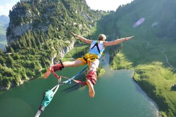 IM体育-东瀛之光闪耀NBA季后赛之夜，三笘薰的制胜传奇