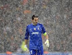 IM体育在线注册-米切尔全程高能输出，山西队绝杀独行侠，一场跨越篮球次元的对决