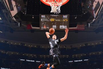 IM体育app-一骑绝尘，孙铭徽高光闪耀，马刺轻取辽宁队