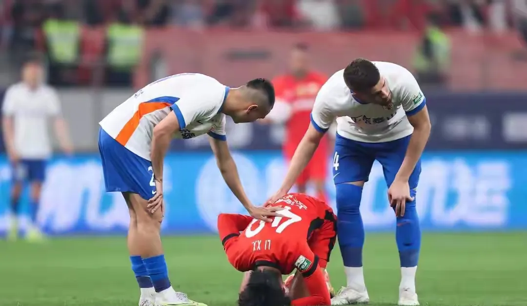 IM体育官方网-火药味十足:球场上的激烈比拼的简单介绍