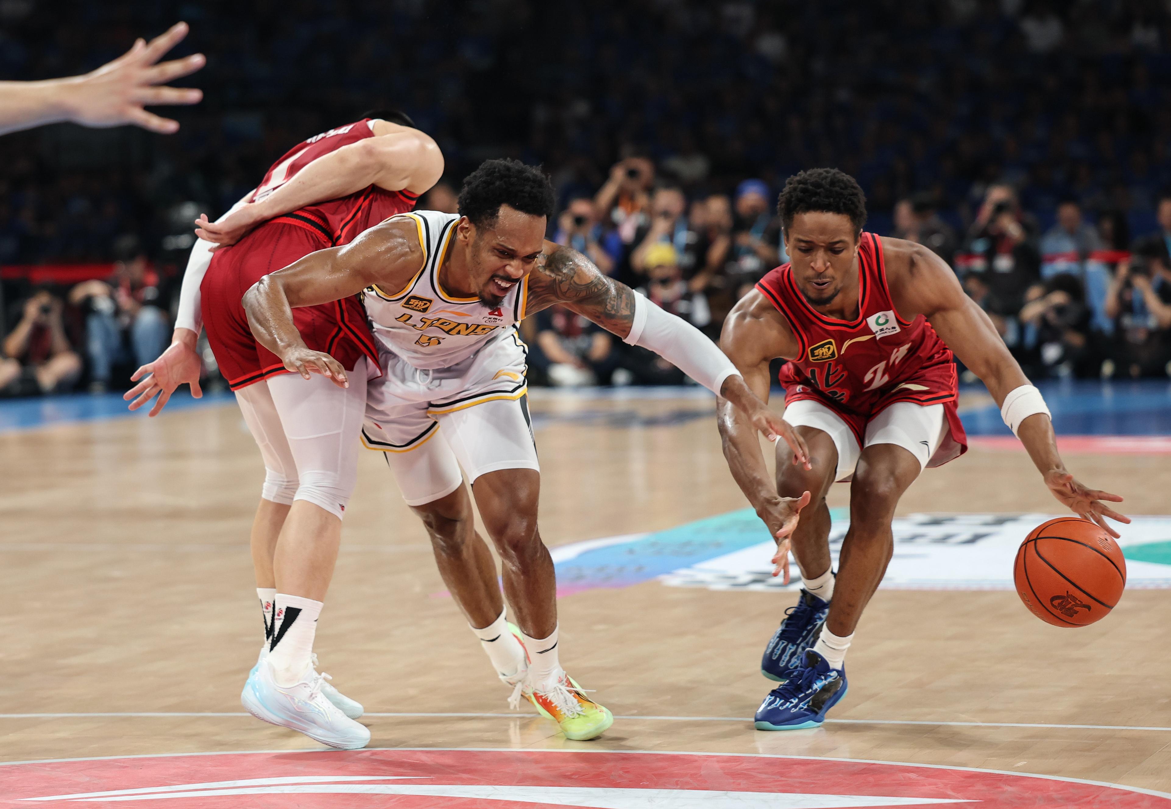 IM体育官方平台-关于福建队险胜吉林队，西亚卡姆点燃赛场的信息