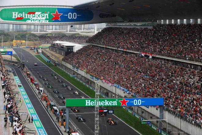 IM体育社区互动入口-关于梅赛德斯鏖战红牛车队，诺里斯点燃赛场的信息